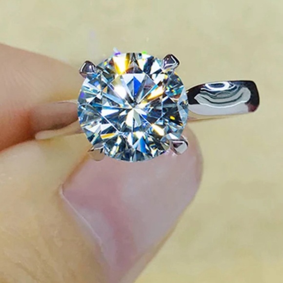 High quality clear stone brilliant solitaire - Picture 4 of 17